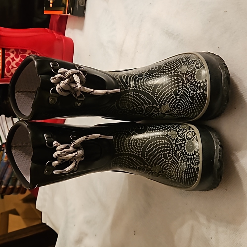 GUC Bogs Size 6 rain boots